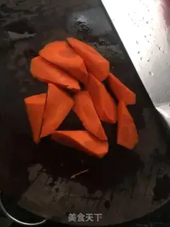 Make Carrot corn, ginger and chicken soup step 1