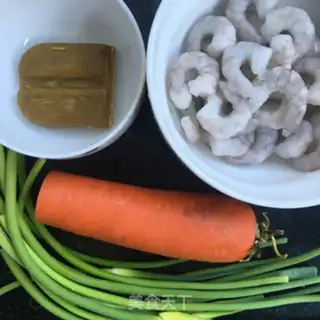 Make Curry potatoes for shrimp step 1
