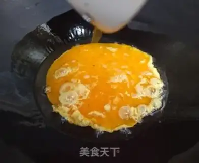 Make Garlic fried eggs step 3