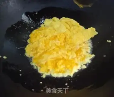 Make Garlic fried eggs step 4