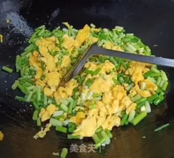 Make Garlic fried eggs step 6