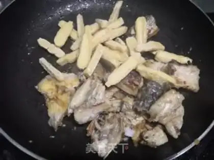 Make Garlic burns dried fish step 2