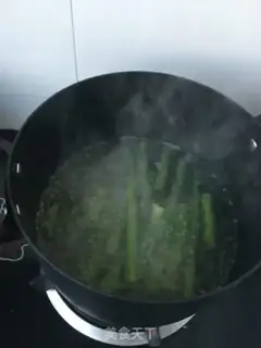 Make Fried egg toast salad step 4