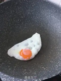 Make Fried egg toast salad step 7