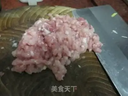Make Quick-hand soup, thin-skinned meat step 1