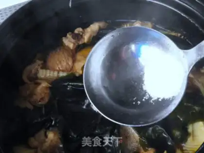 Make Black garlic monkey head, chicken soup step 11