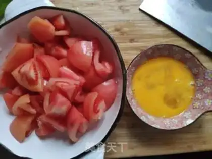 Make Tomato fried eggs step 1