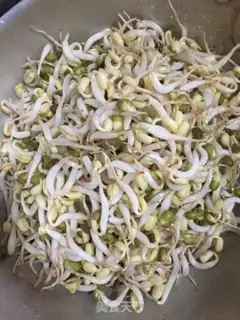 Make Green bean sprouts and hot peppers step 0