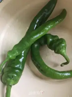 Make Green bean sprouts and hot peppers step 1