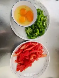 Make Potato pepper fried eggs step 1