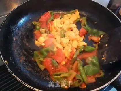 Make Potato pepper fried eggs step 7