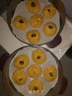 Make Sour crumbs and curd buns step 12