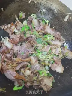 Make Onion fried pork step 4