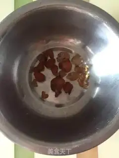 Make Peach glue and silver-eared lotion soup step 0