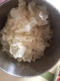 Make Peach glue and silver-eared lotion soup step 2