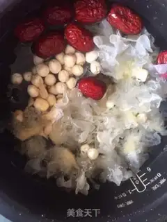 Make Peach glue and silver-eared lotion soup step 4