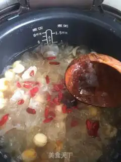 Make Peach glue and silver-eared lotion soup step 7