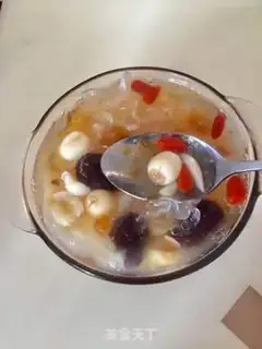 Make Peach glue and silver-eared lotion soup step 8