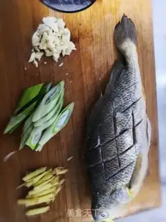 Make Dry-burned yellow fish step 0