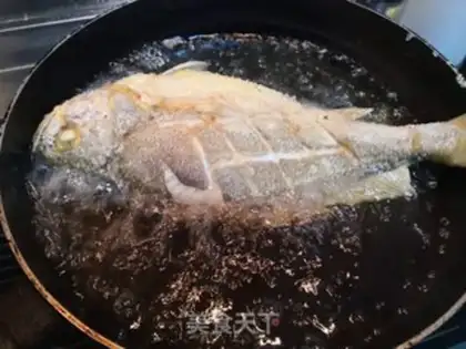 Make Dry-burned yellow fish step 2