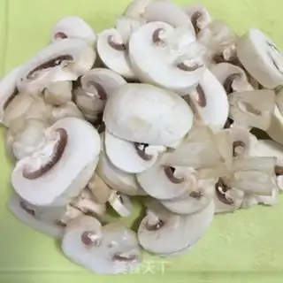 Make Mushroom beefball soup step 1
