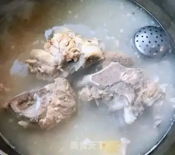 Make Eggs and tomatoes step 1