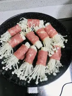Make Gin and mushroom bacon rolls step 3