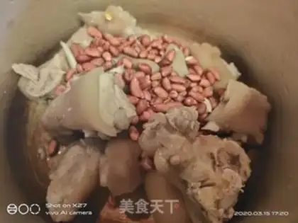 Make Peanut stew pig feet step 1