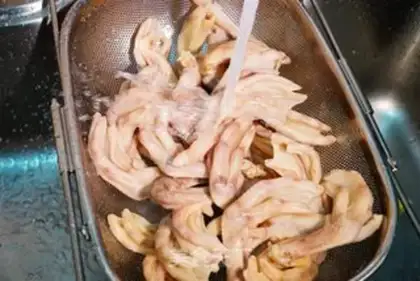 Make Spicy duck palm step 1