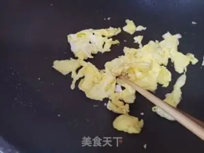 Make Soy sauce and egg fried rice step 2