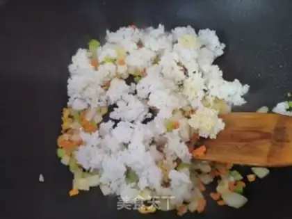Make Soy sauce and egg fried rice step 3