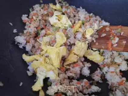 Make Soy sauce and egg fried rice step 4