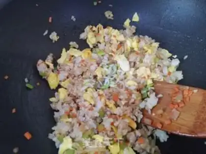 Make Soy sauce and egg fried rice step 5