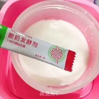 Make Red Strawberry Hand, yogurt step 0