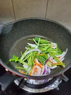 Make Seafood noodles step 5