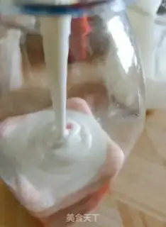 Make Red Strawberry Hand, yogurt step 3