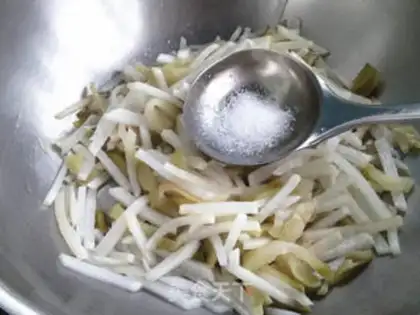 Make A white radish and a sledge step 5