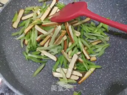 Make Celery fried beans step 5