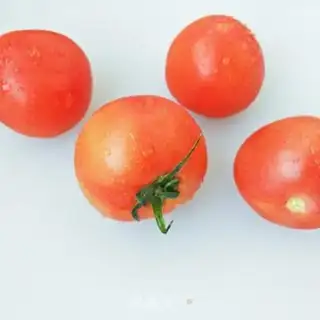Make Tomato fried eggs step 1