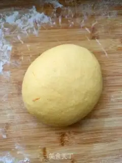 Make Pumpkin rose roll step 1