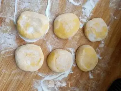 Make Pumpkin rose roll step 3