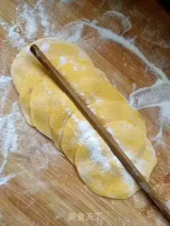 Make Pumpkin rose roll step 5