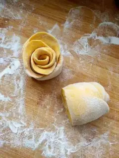 Make Pumpkin rose roll step 7