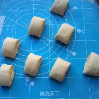 Make Pumpkin knife cut the rolls step 3