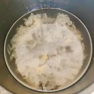 Make Pineapple silver ear soup step 1