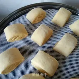 Make Pumpkin knife cut the rolls step 5