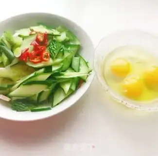 Make cucumber fried eggs step 1