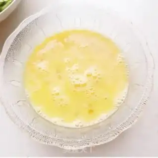 Make cucumber fried eggs step 2