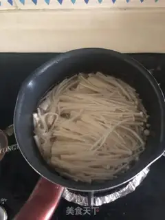 Make Dry peppers, fried golden needles, spinach step 0