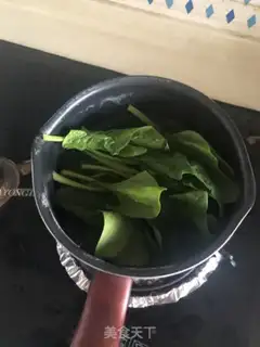 Make Dry peppers, fried golden needles, spinach step 1